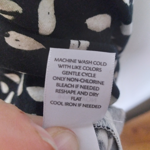 J Jill Wearever Collection Black & White Feather Print Sleeveless Scoop Neck Top - Picture 7 of 8